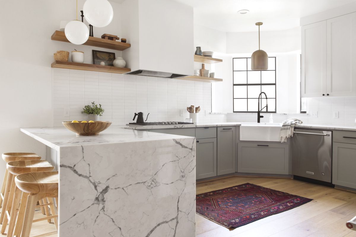 具有不同照明灯具的开放式概念厨房