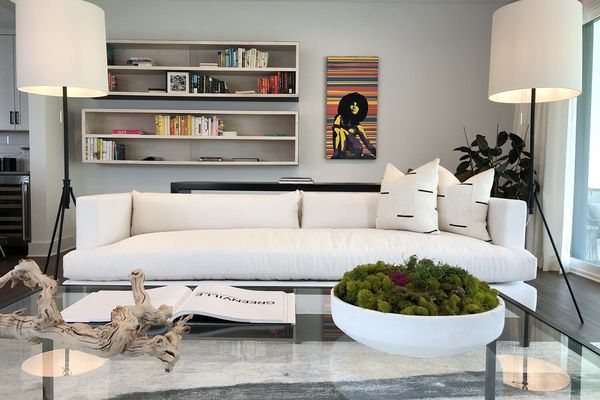 现代客厅有白色沙发。