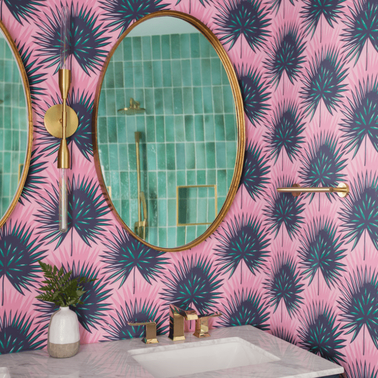 一间装饰着醒目的粉红色和蓝色印花墙纸的化妆室