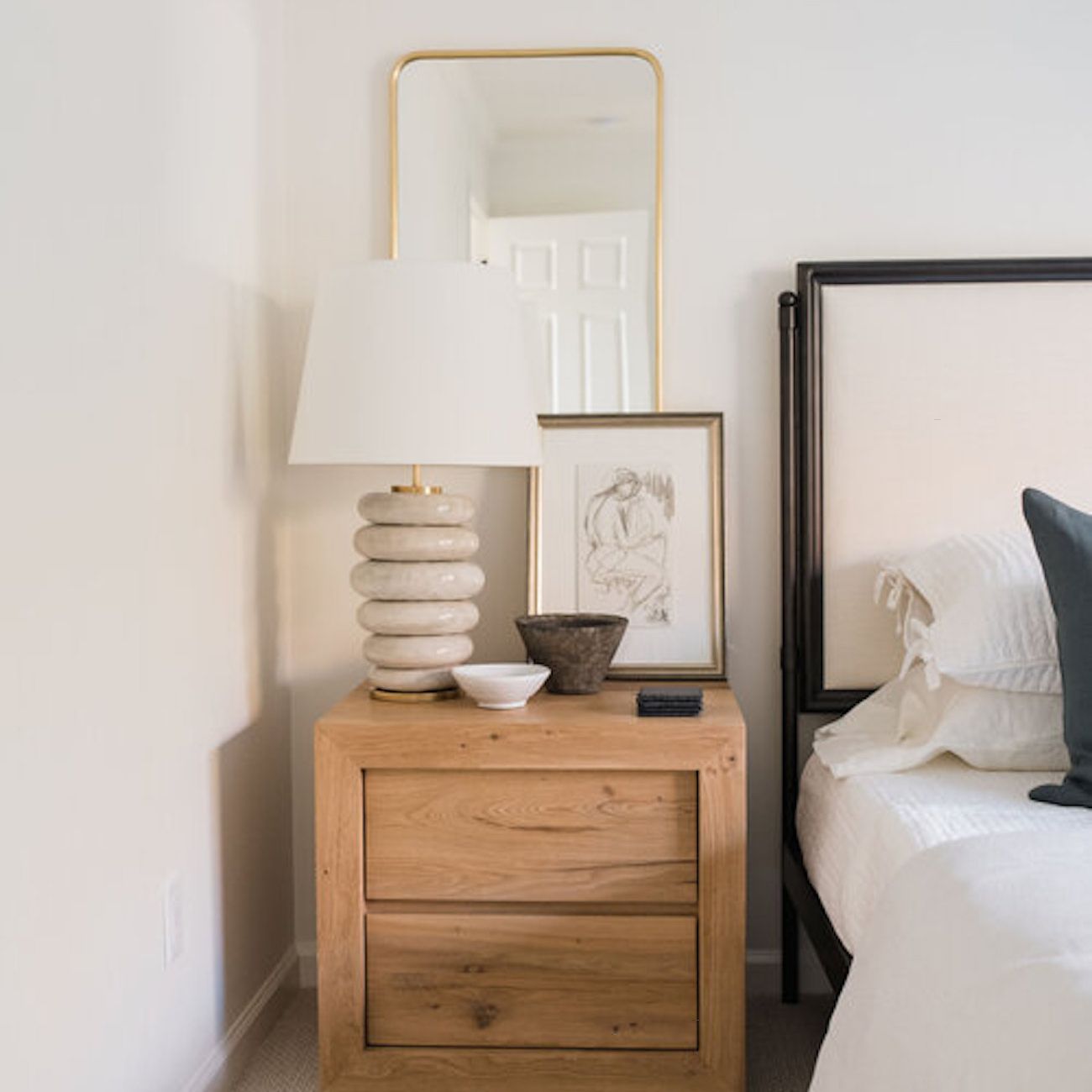 床头柜与巧妙的装饰和灯。