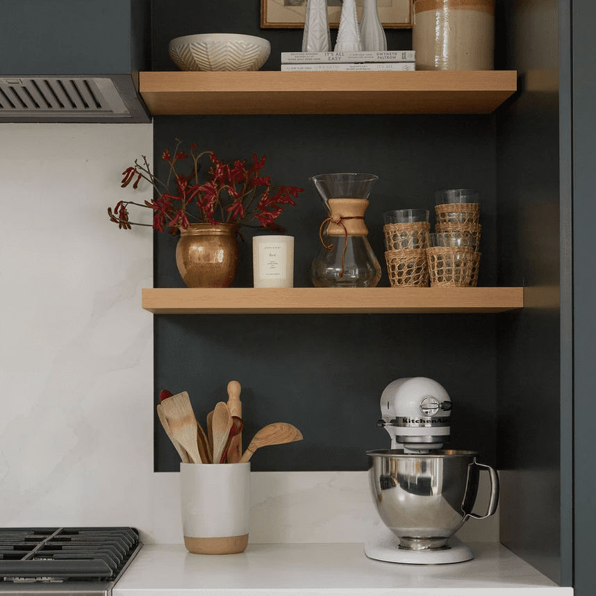 黑暗的木炭厨房橱柜与红色花朵