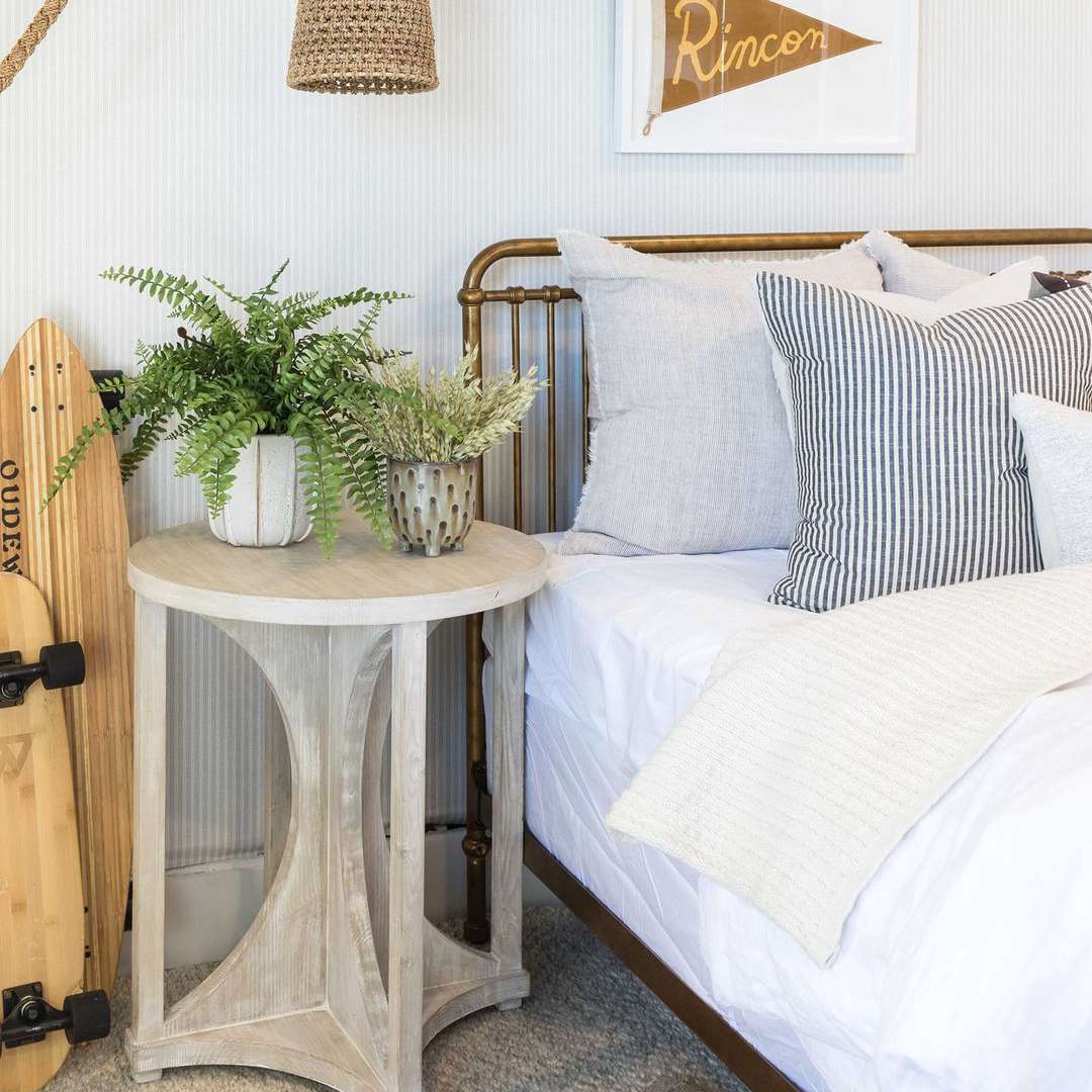 卧室配有悬挂吊灯