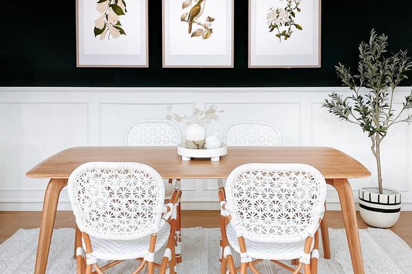 黑色墙壁上的画