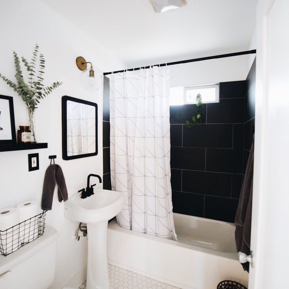 在厕所储物篮上方