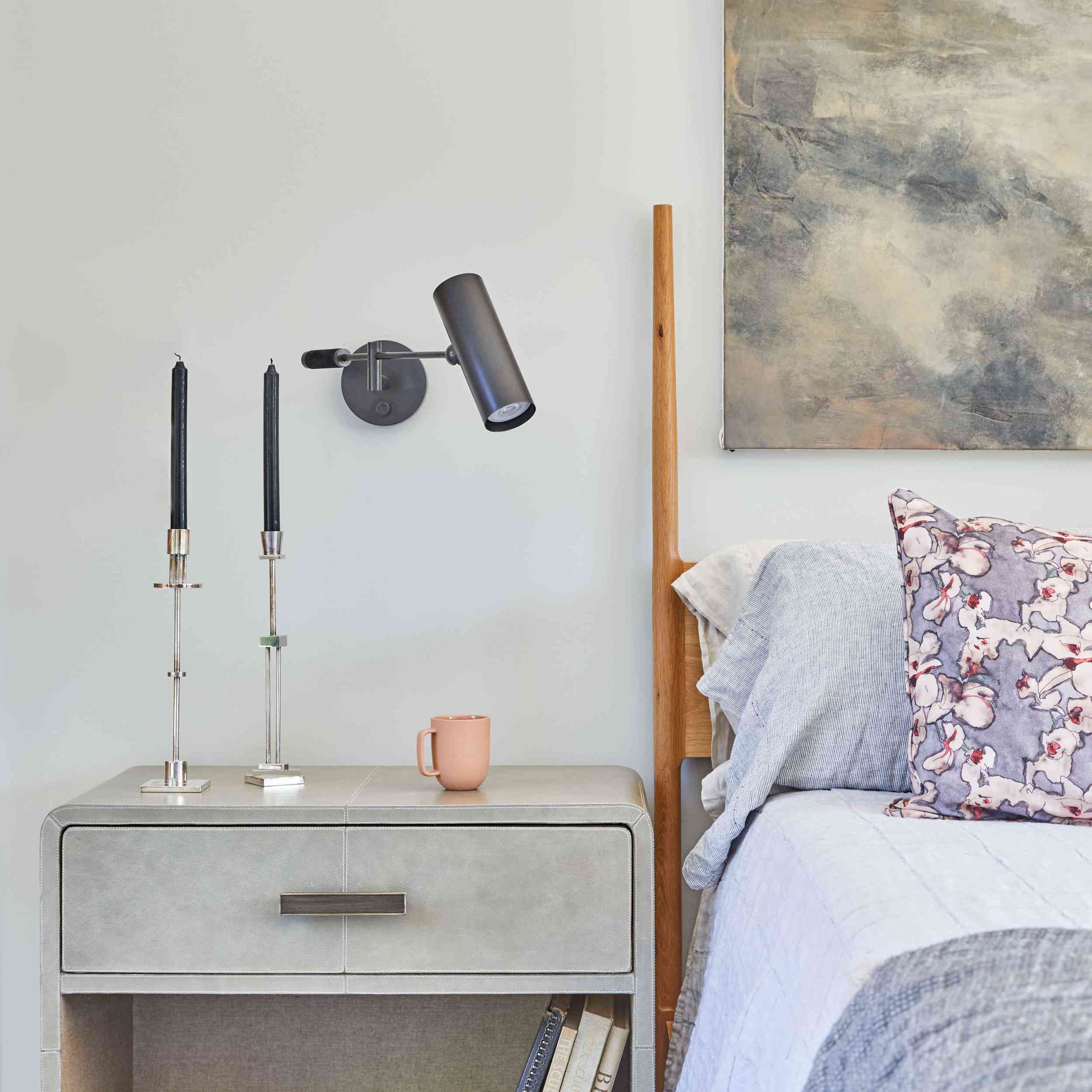 一间墙壁浅蓝灰色的卧室