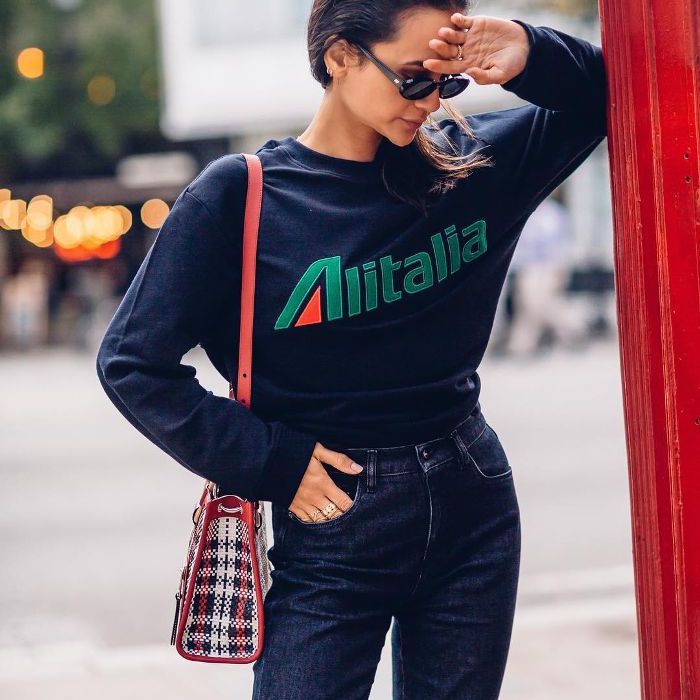 很酷的机场装配紧身牛仔裤