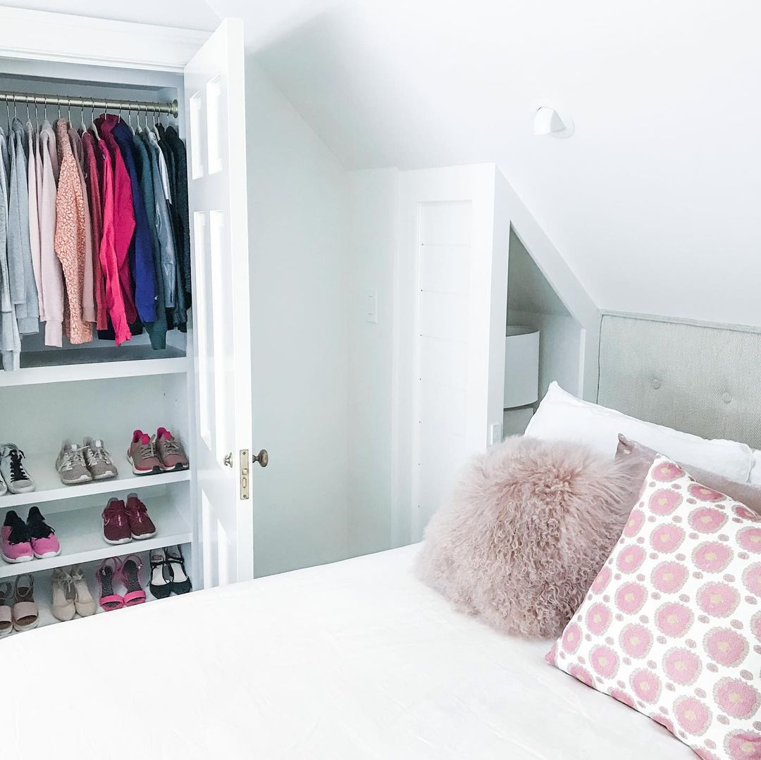 明亮的白色卧室，有组织衣橱。