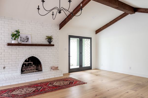 裸露的房间，带硬木地板和红色印刷地毯