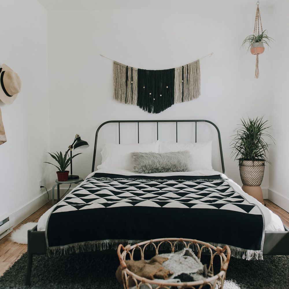 波希米亚黑白卧室。