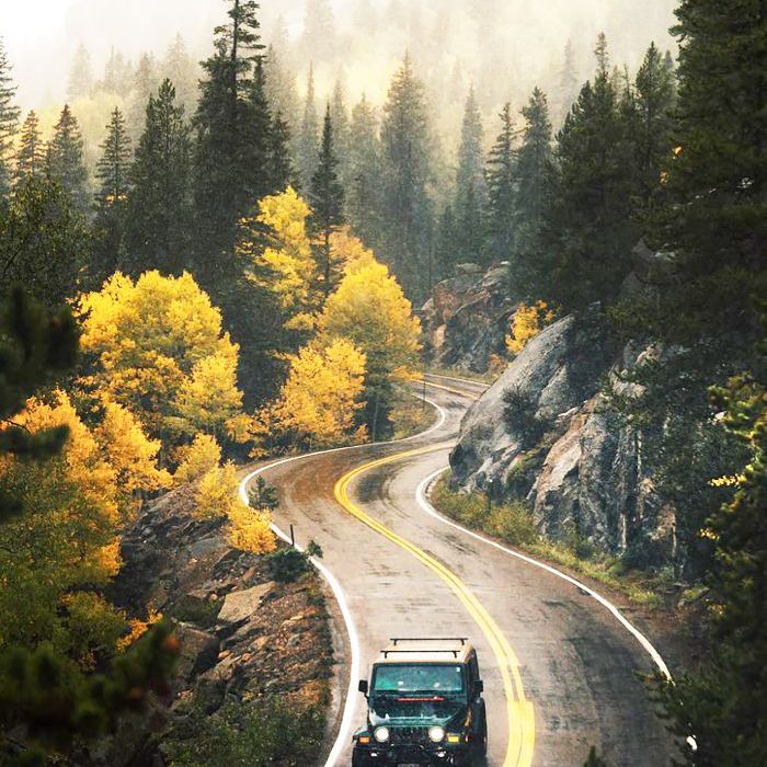 甲吉普蜿蜒穿过科罗拉多州阿斯彭