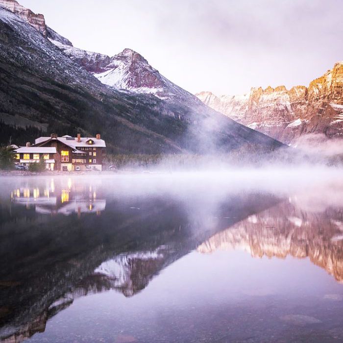 旅馆坐落在一个山脚下，毗邻怀特菲什，蒙大拿州湖
