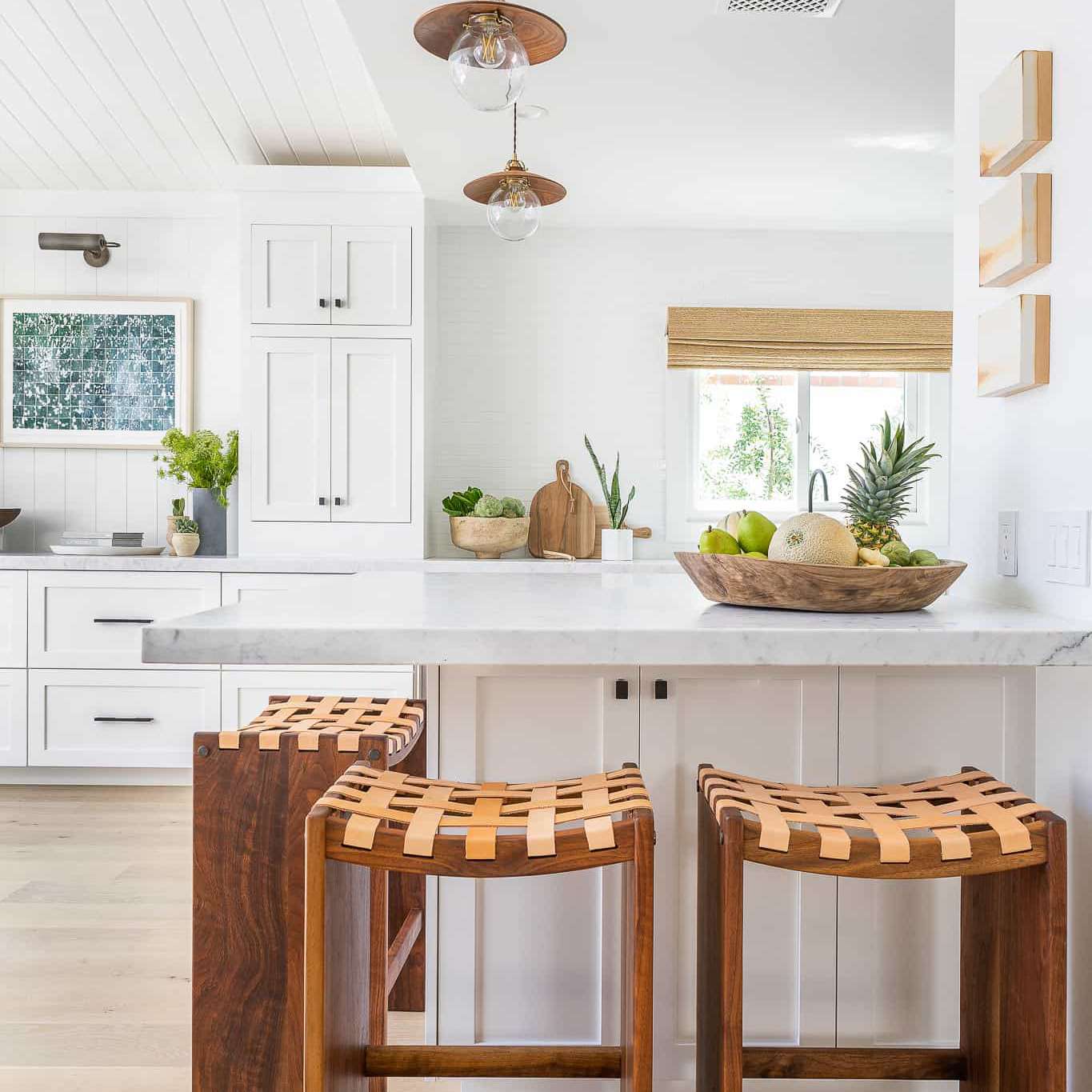 一个开放式厨房配有环绕式吧