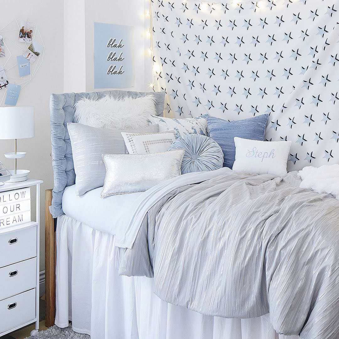 冰蓝色的宿舍床。