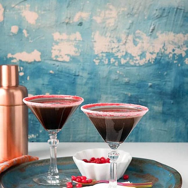 巧克力鸡尾酒装在马提尼酒杯里，放在托盘上。