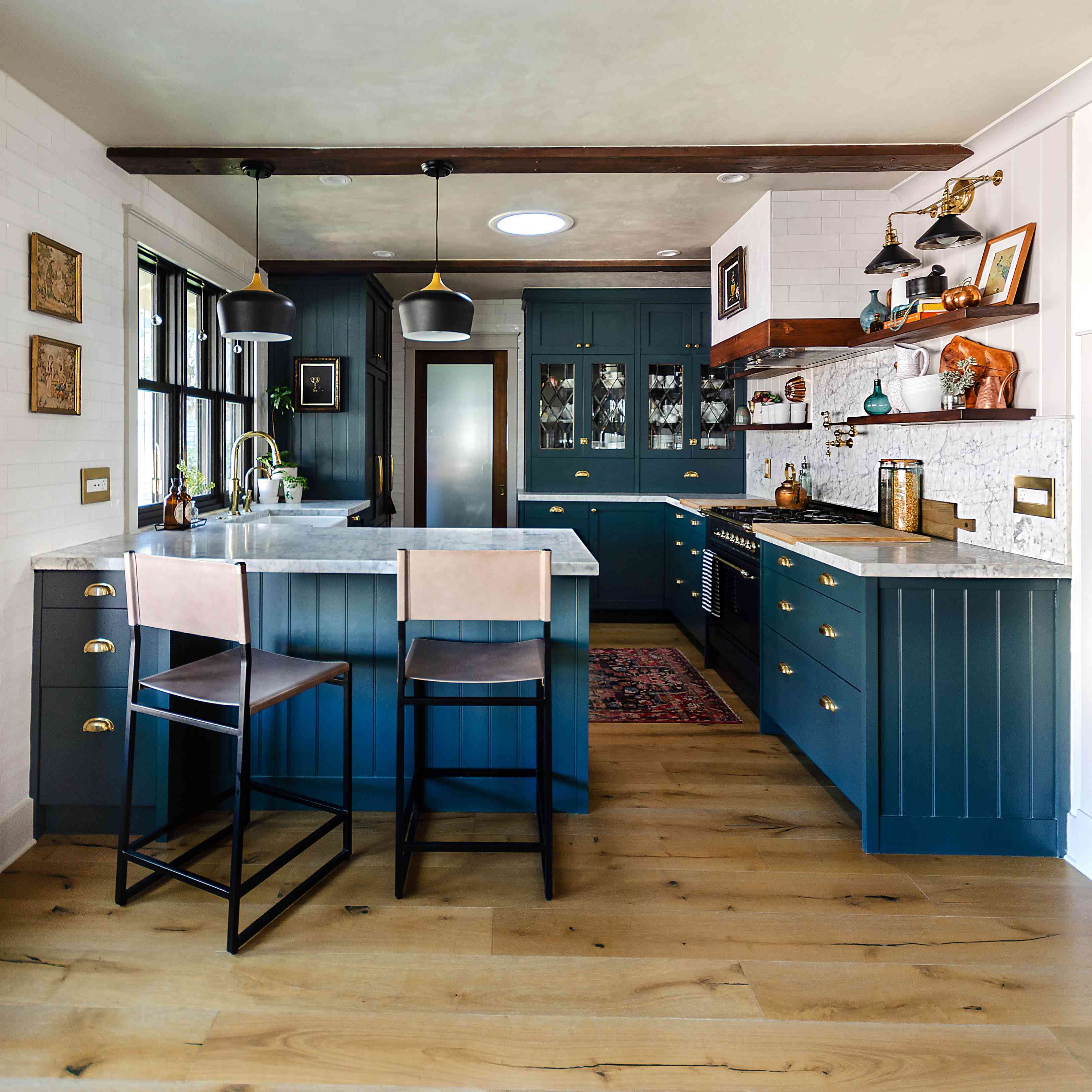 厨房里摆放着宜家的蓝色橱柜