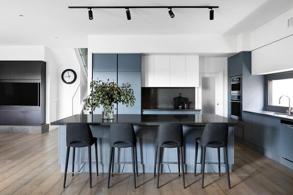 带有轨道照明设备的现代蓝黑厨房