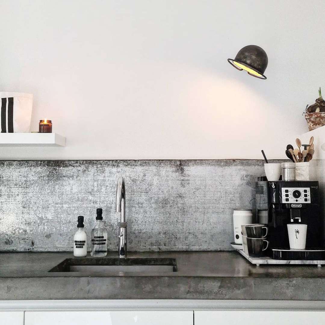 混凝土柜台和后架在工业厨房里。