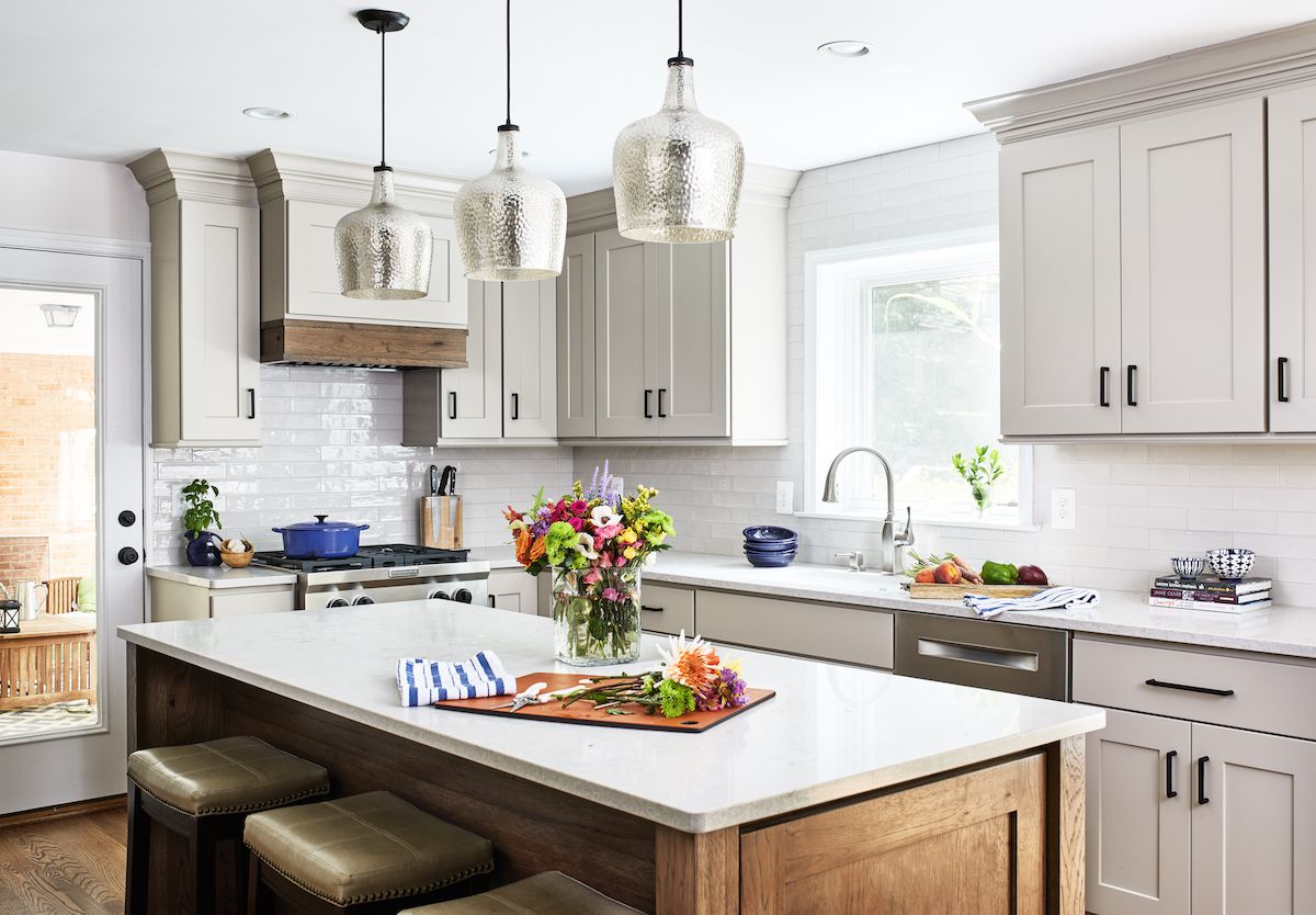 乡村风格厨房与木岛