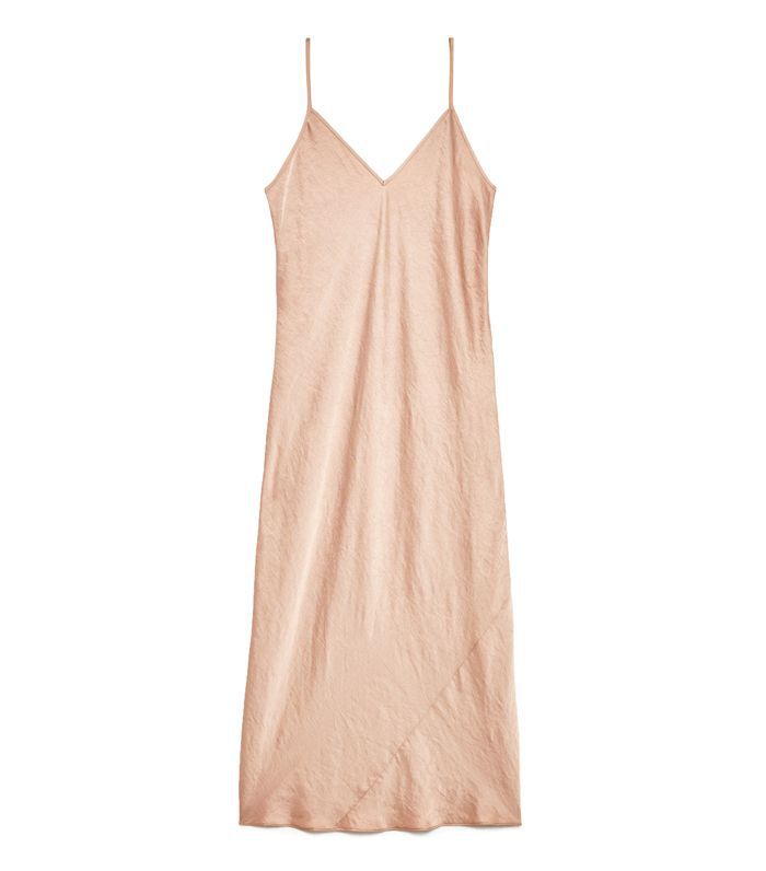 威尔德丽德让克莉丝汀穿上衣服