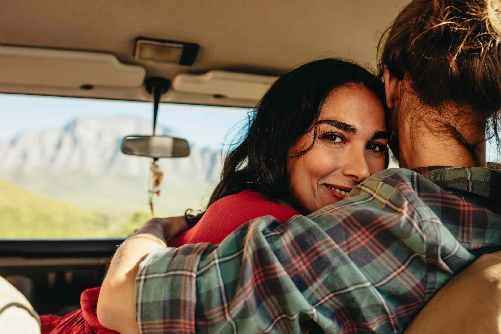 汽车夫妇拥抱在客场之旅。