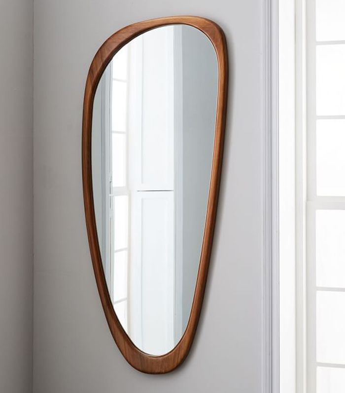 世纪中叶的不对称穿衣镜