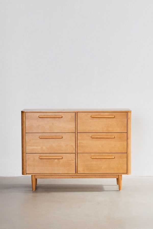 Urban Outfitters的卡米拉6抽屉梳妆台