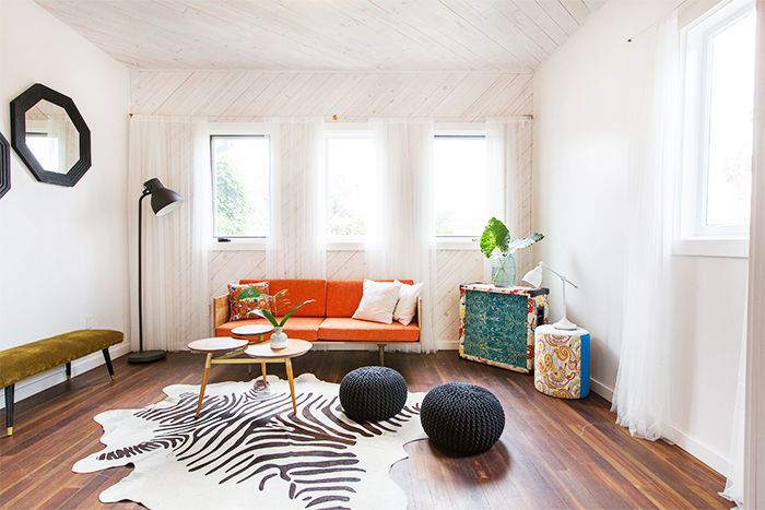 客厅用明亮的橙色沙发