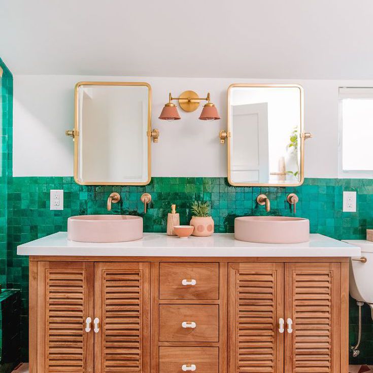 绿色瓷砖后挡板和粉红色地板香艳浴室