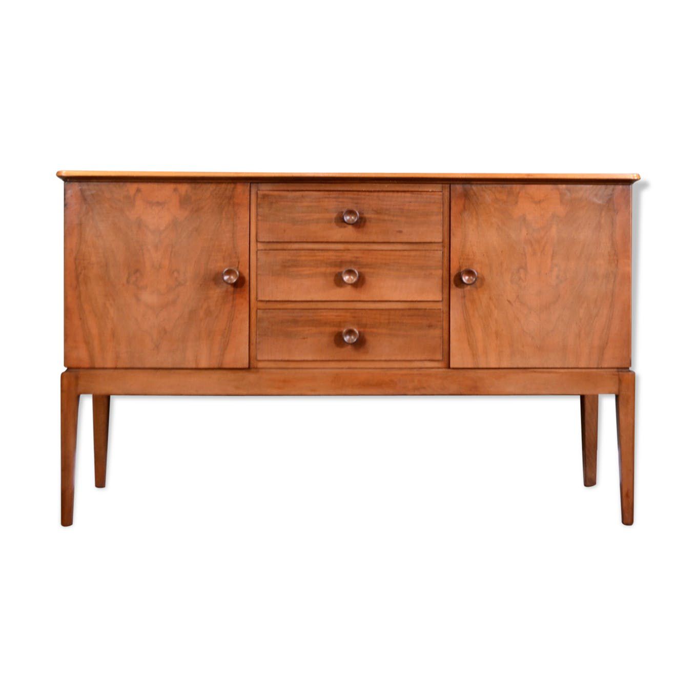 戈登·拉塞尔为《治愈之家》准备的中世纪木制自助餐。