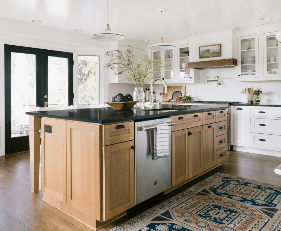 有不锈钢洗碗机的大型木岛。