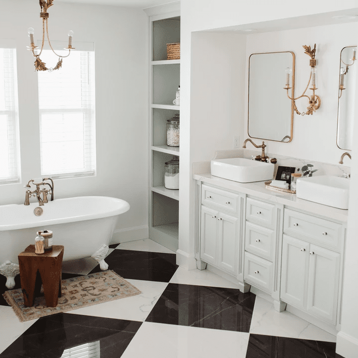 干净的浴室配有黑色和白色方格地板。