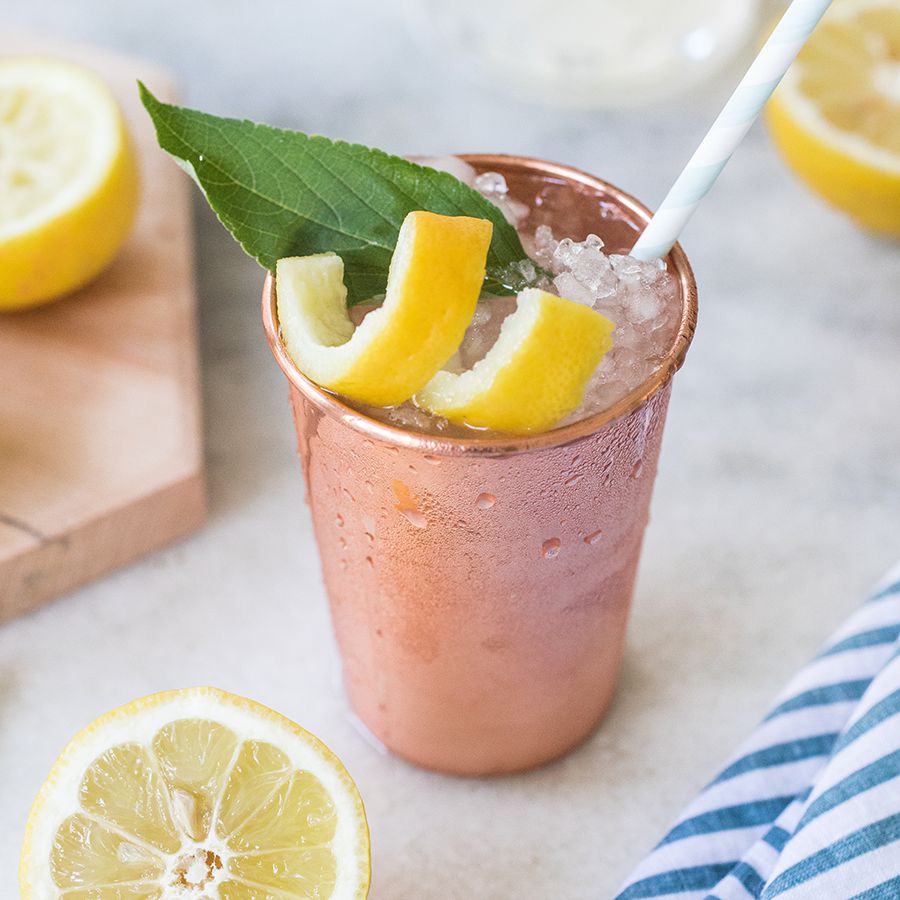 用柠檬皮装饰的莫斯科骡子。