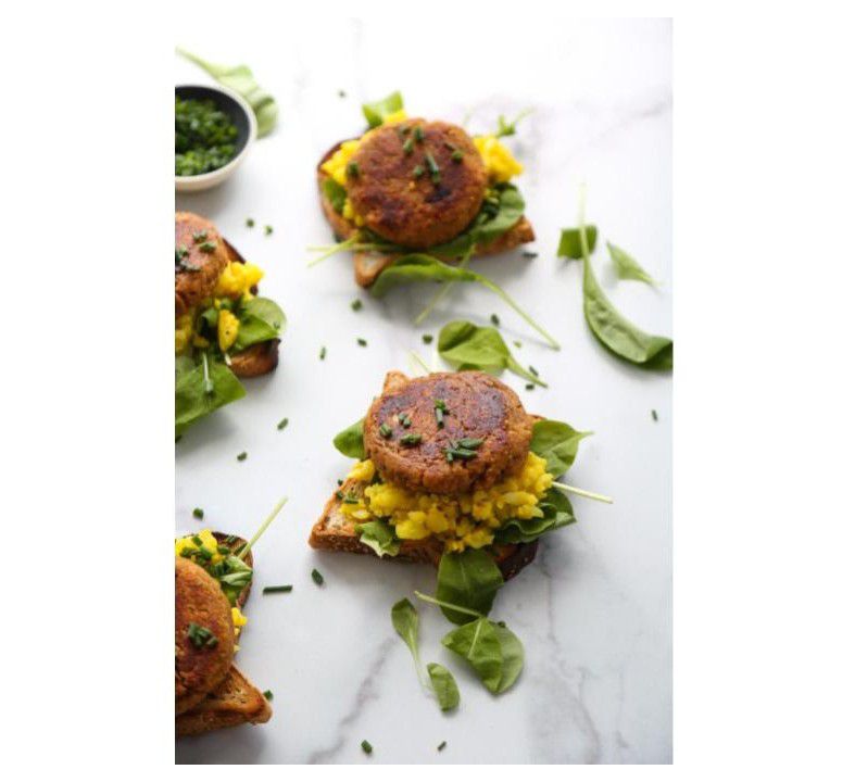 素食早餐香肠鞑靼加炒花椰菜