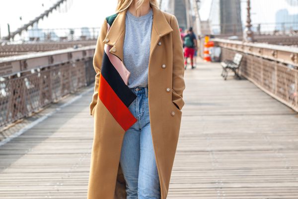 布鲁克林大桥上的时髦女人