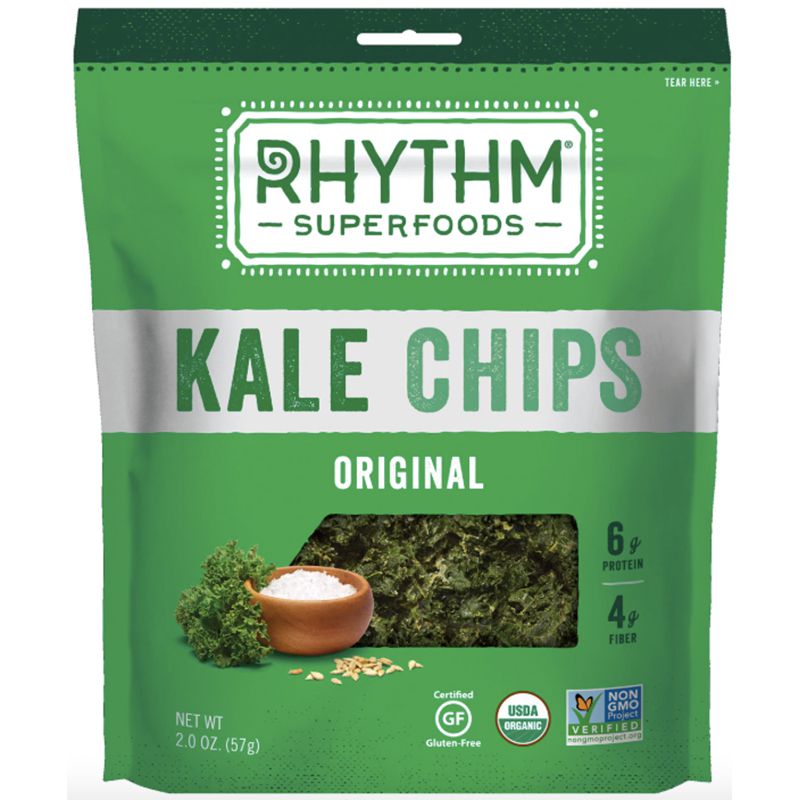 绿色的袋子装满酮友好的羽衣甘蓝芯片。