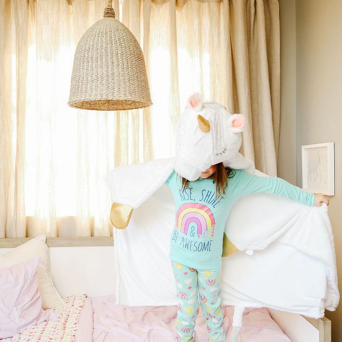 一个小女孩穿着Pillowfort独角兽换股睡袋