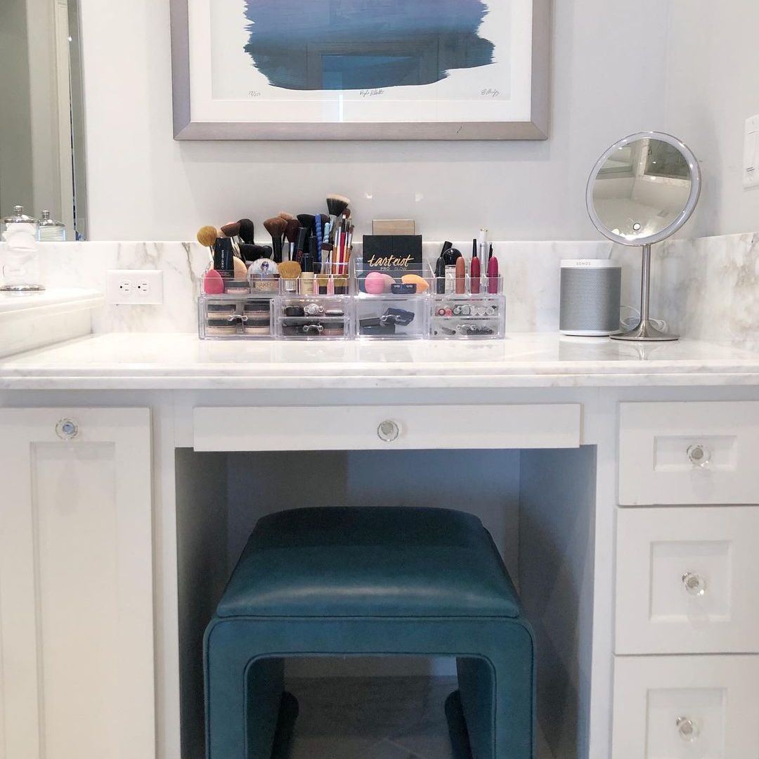 相同的高度浴室台面存储