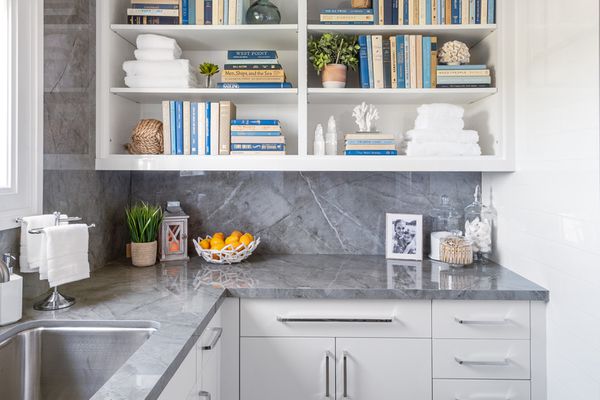 有花图案墙纸的洗衣房。