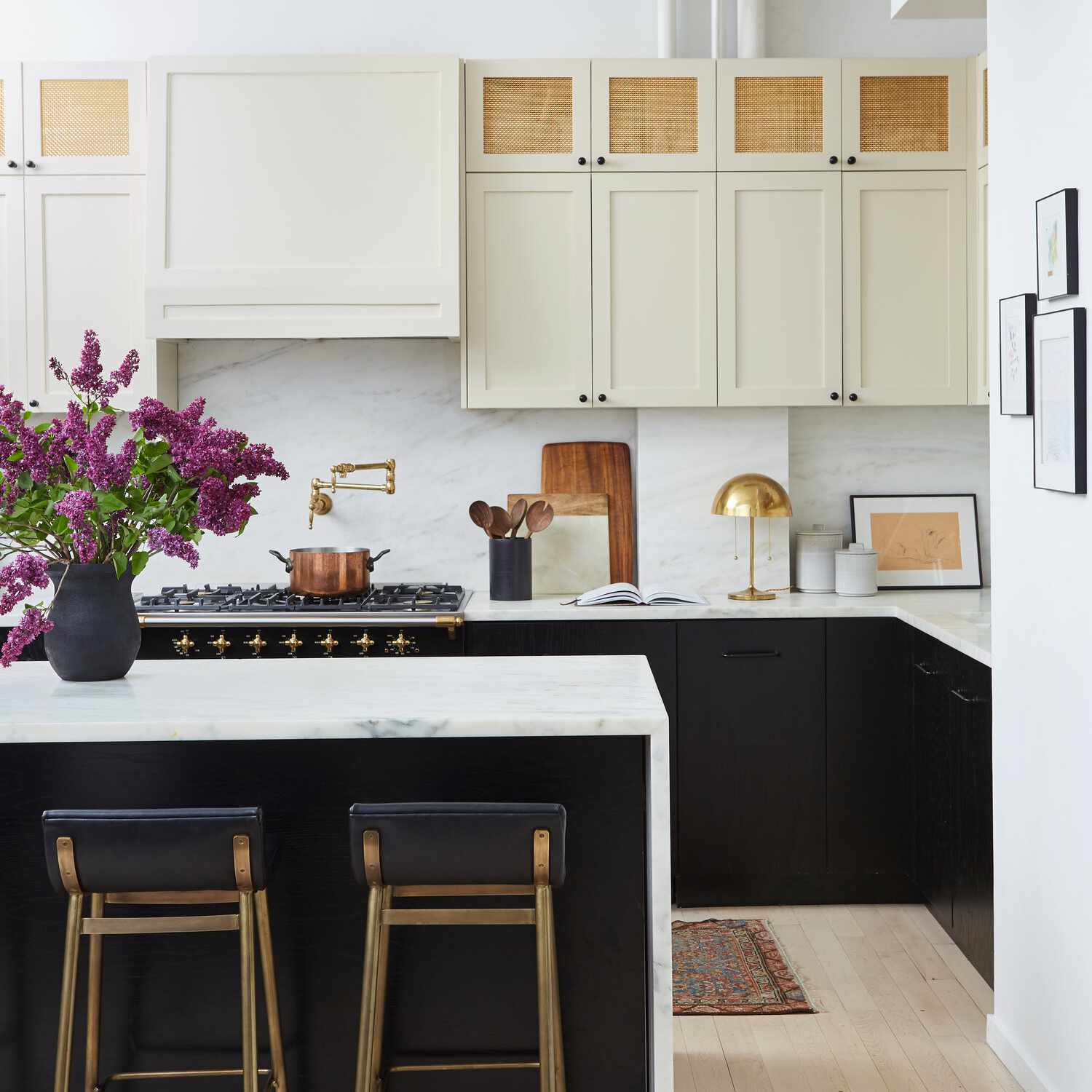 带有三种不同橱柜的厨房