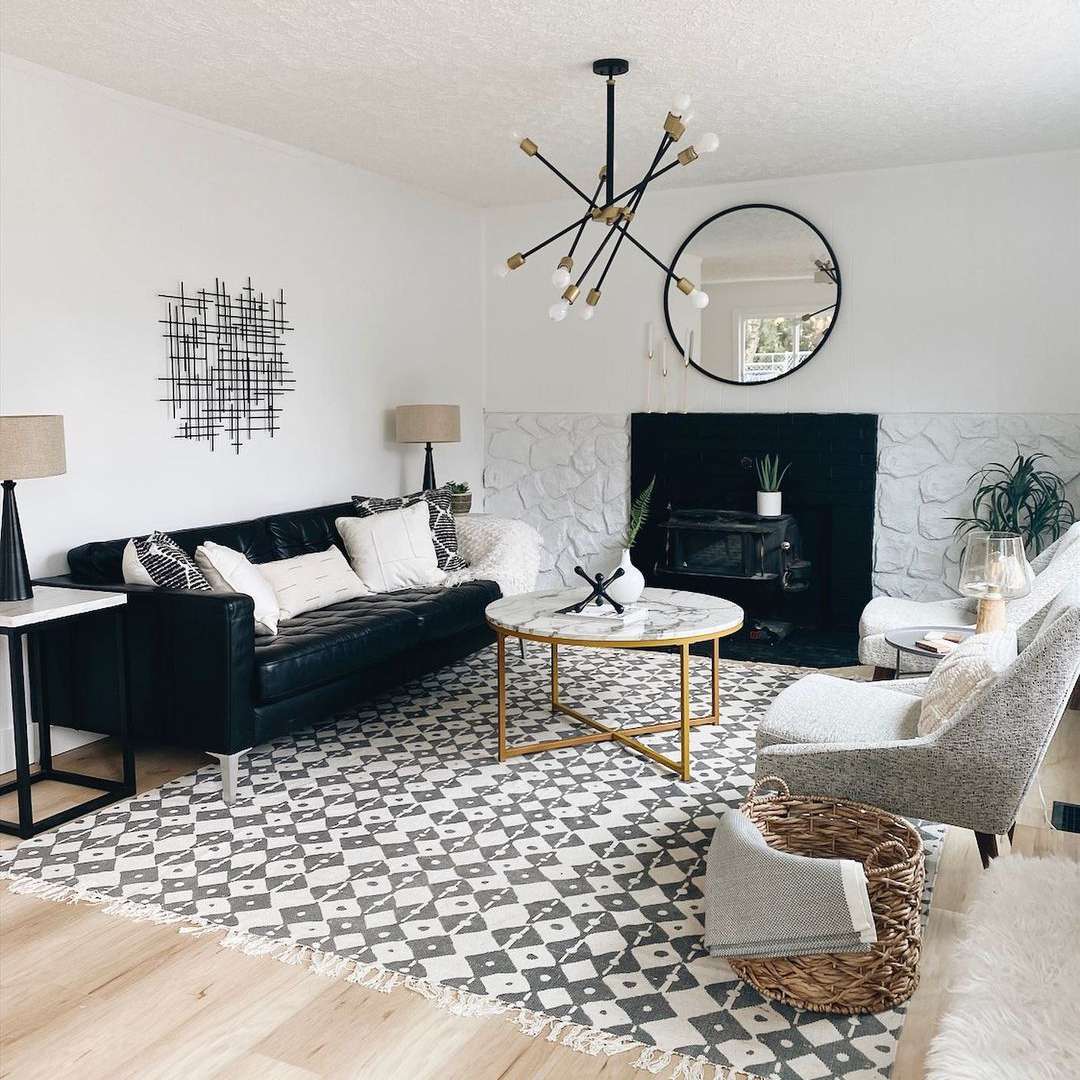 客厅与白色石壁炉