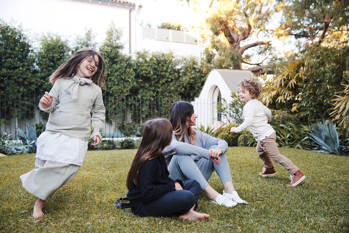 妈妈和孩子们在后院玩耍