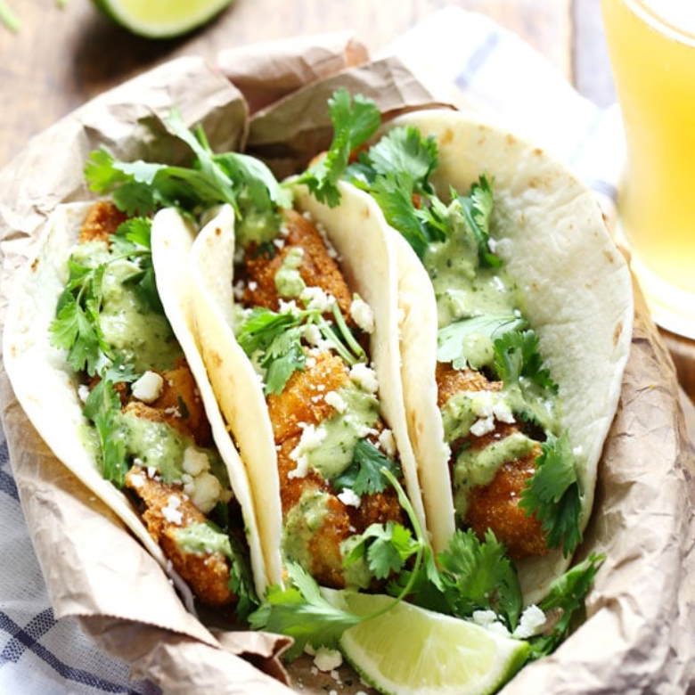 脆皮鱼炸玉米饼与jalapeño辣椒色拉