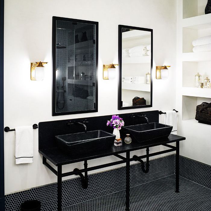 用黑色水槽的浴室