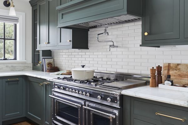 厨房与灰绿色橱柜和灶具大