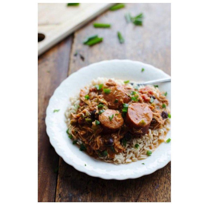 慢炖锅克里奥尔鸡和香肠