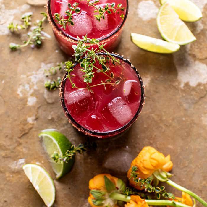 鸡尾酒由鲜花和石灰楔子包围。