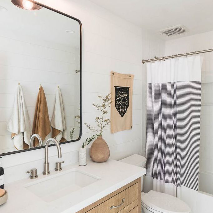 中性的浴室与金属口音。