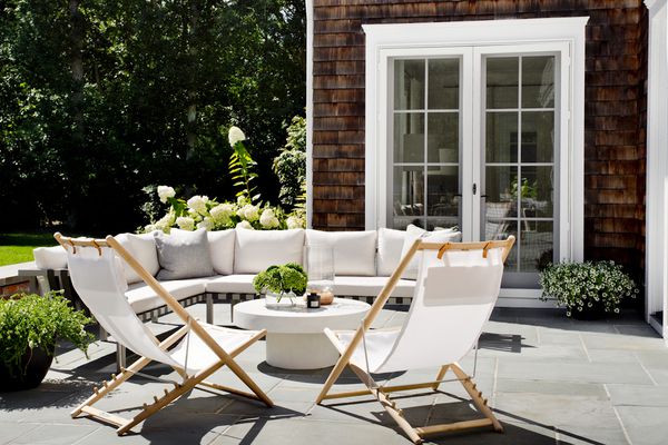 后院的白色家具