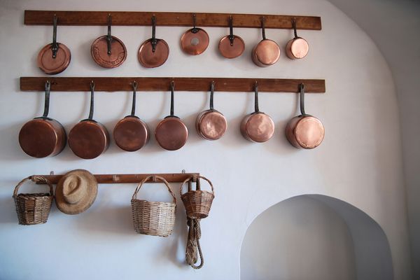 挂在架子上的铜壶