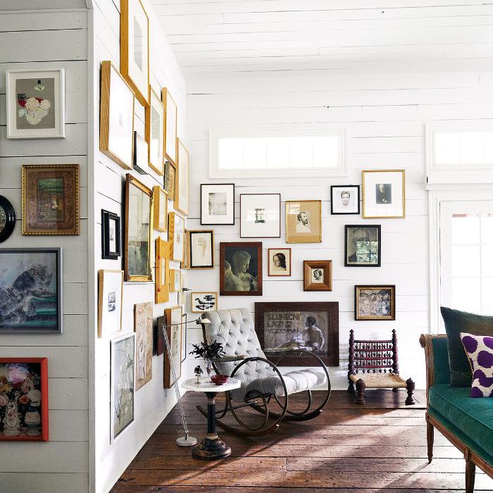 有一面墙的客厅